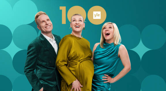 Mikko Kekäläinen, Jenni Poikelus ja Sonja Kailassaari poseeraavat.
