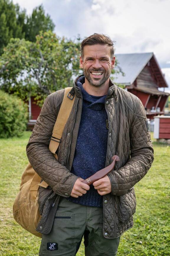 Ville Lång puukko kädessään.
