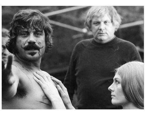 Ken Russell (kesk.) sekä näyttelijät Oliver Reed ja Vanessa Redgrave The Devilsin kuvauksissa.