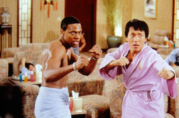 Jackie Chan on ansainnut arviolta 400–500 miljoonan dollarin omaisuuden elokuvillaan. Kuvassa Chris Tucker ja Jackie elokuvasta Rush Hour 2.