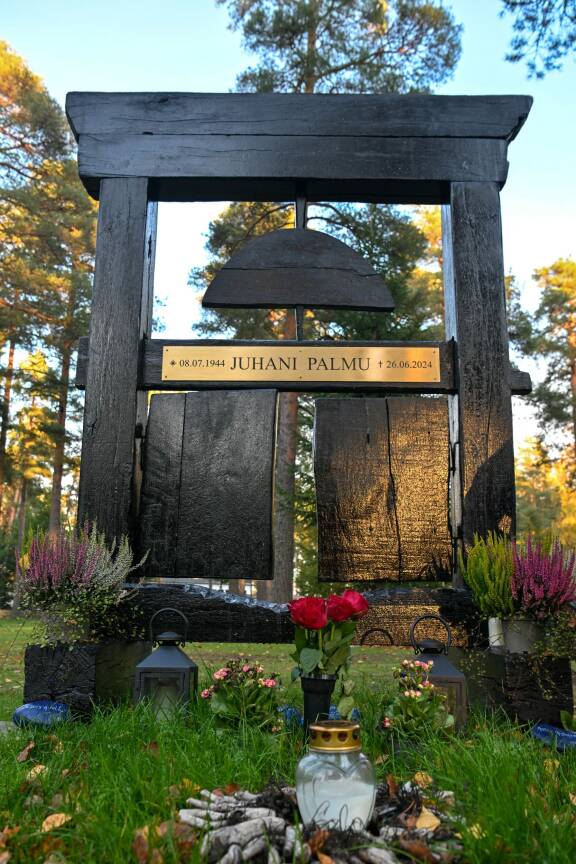 Tältä Juhani Palmun hauta näytti ennen, täydessä loistossaan. Puinen hautamuistomerkki oli taiteilijan omatekemä Saksassa 1990-luvulla.