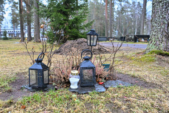 Vielä maaliskuun lopulla Juhanin hautapaikka oli karu. Edes taiteilijan nimeä ei näkynyt missään.