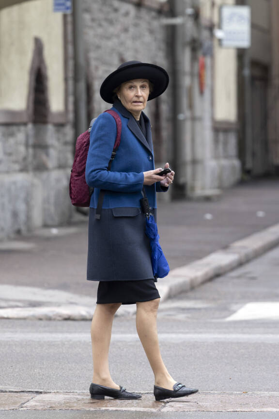 Anneli Jäätteenmäki on tyylikäs ilmestys. Kuva Kimmo Sasin hautajaisista.