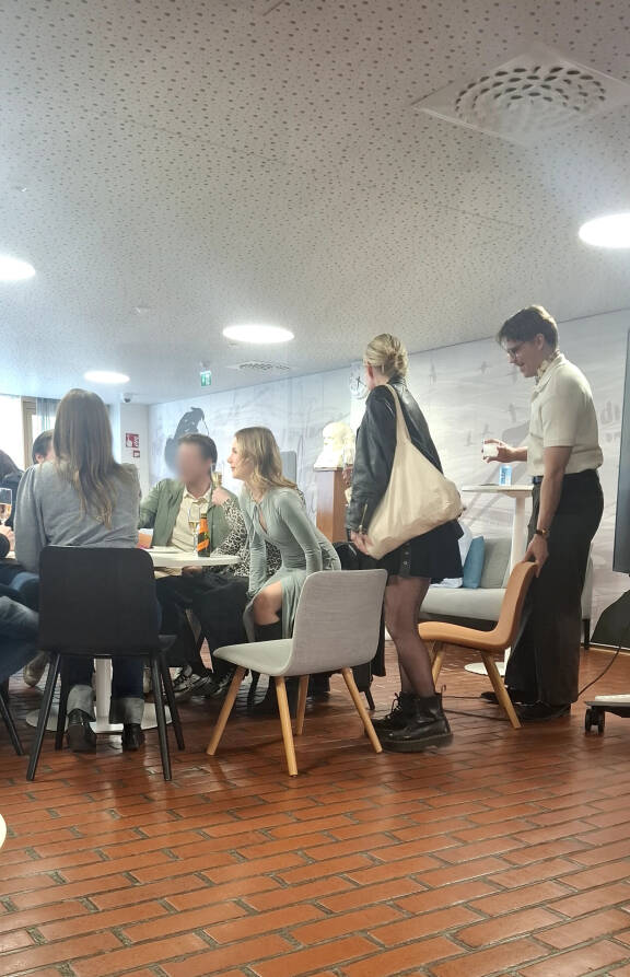 Aku ja Minka kulkivat seurueensa mukana yhdessä.