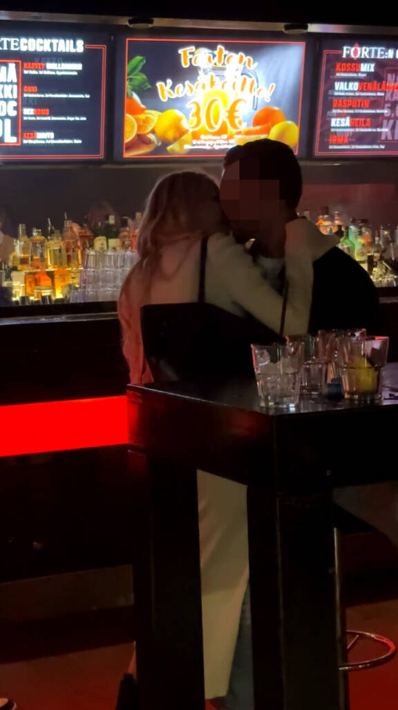 Lukija kuvaa Helenan seuralaisen näyttäneen häntä nuoremmalta.