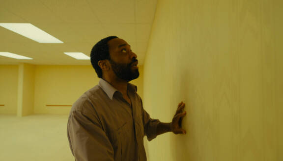 Chiwetel Ejiofor elokuvassa Backrooms.