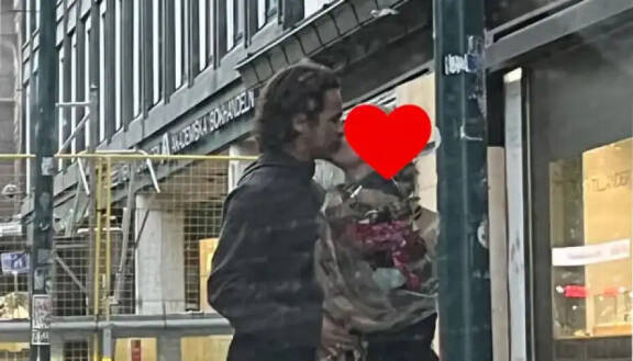 Pete ei peitellyt tunteitaan vaaleaverikköään kohtaan.
