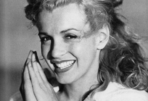 Kuvassa nuori Norma Jeane Mortenson, ennen kuin hänestä tuli maailmanlaajuisesti tunnettu Marilyn Monroe.