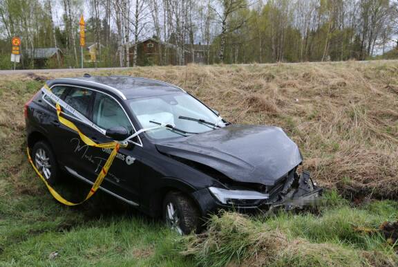 Marika Fingerroosin hallinnoima auto retkotti ojassa pahasti vaurioituneena 14.5.2026.