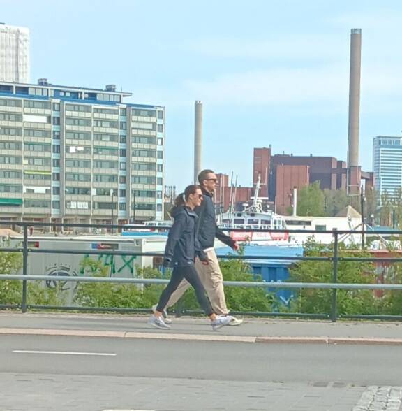 Sanna ja Joni-rakas nähtiin reippaalla päiväkävelyllä.