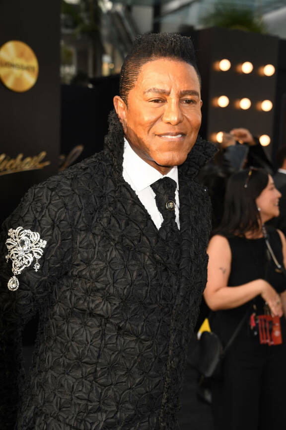 Jermaine Jackson ei suinkaan ole kadonnut maan päältä. Huhtikuun 20. päivänä hän osallistui perikunnan kanssa yhteistyössä syntyneenen Michael-elokuvan ensi-iltaan Los Angelesissa.