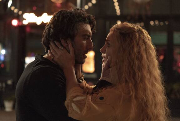 Justin Baldoni ja Blake Lively elokuvassa Se päättyy meihin.