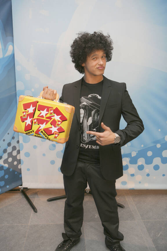Pete ponnahti julkisuuteen vuonna 2008 Idols-lauluohjelmasta, jossa hän sijoittui kolmen parhaan joukkoon.