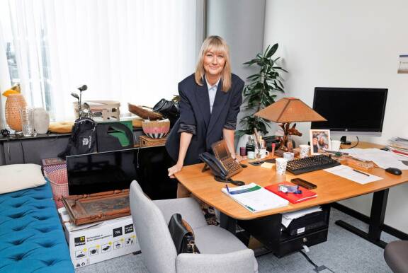 MArian työhuoneessa näkyy muutto ja pöydältä löytyy yhteiskuva Yianniksen ja tämän pojan kanssa.