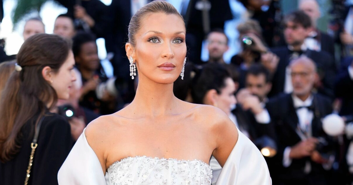 Bella Hadid loistaa Cannesissa - Joogatreeni bikineissä ja öljytyssä vartalossa tarttui paparazzin kameralle