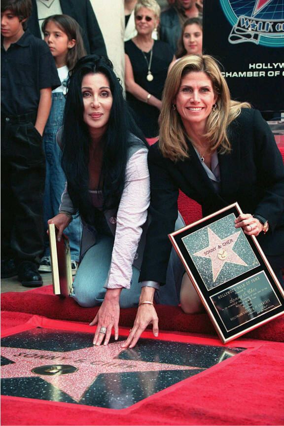 Vuonna 1998 Sonny ja Cher saivat kunnialaatan Walk of Famelle Hollywoodissa.