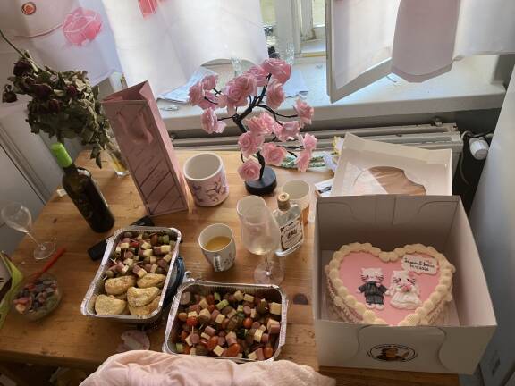 Hello Kitty -kakku kruunasi pöydän.
