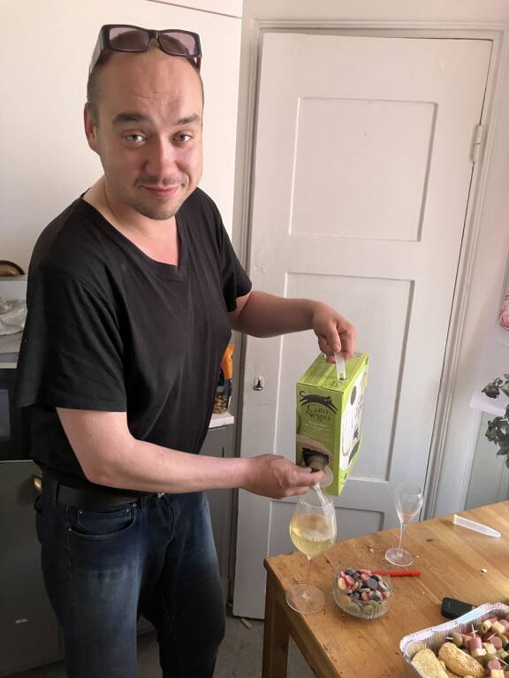 Talon isäntä kertoo pitävänsä huolen, ettei kenelläkään pääse jano yllättämään. Myös karkkia löytyy.