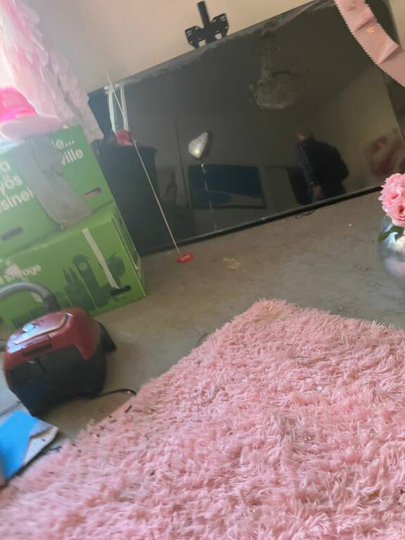 Keskellä asuntoa komeilee jättimäinen taulutelevisio.