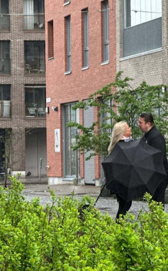 Seiskan lukija todisti näyttelijän ja kaunottaren hempeää hetkeä.