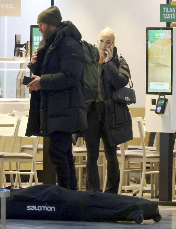 Nälkä iski kesken kotimatkan – Kyyhkyläiset pysähtyivät hakemaan purtavaa lentoaseman Subwaystä.