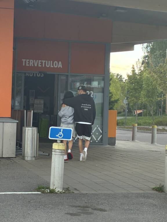 Shirly Karvinen ja Ahti Peltonen kuvattuina K-Supermarketin sisäänkäynnillä.