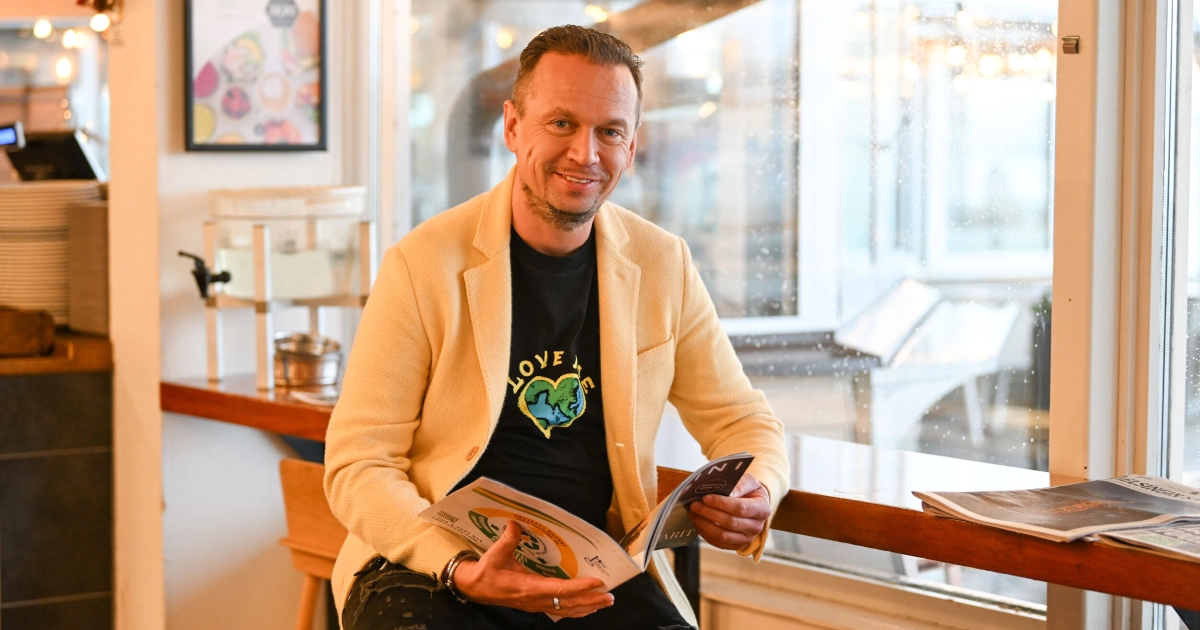 JP Kukkonen ja 20 vuotta nuorempi mallikaunotar – kuumia suudelmia!
