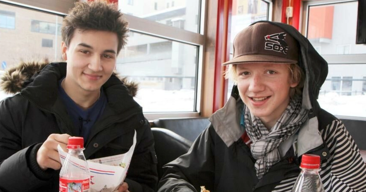Teenage Boss: Nuori Andreas hallitsee perheen taloutta ja vie äidiltä viinin ja tupakat