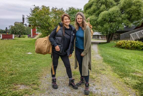 Noriko Salo ja Kirsi Salo poseeraavat yhdessä.