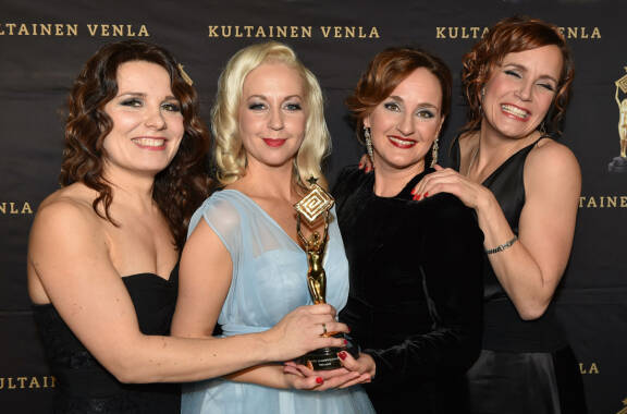 Koko kansan menestys koitti Siskonpeti-sketsisarjan myötä. Siinä Sanna irrotteli Pirjo Heikilän, Krisse Salmisen ja Niina Lahtisen kanssa. Kultaisen Venlan ryhmälle tuoneen sarjan lisäksi Sanna on kirjoittanut kirjoja ja huvittanut yleisöä tv:ssä Kontio & Parmasissa, Keihäsmatkoissa ja suorana lähtetyssä sitcomissa Kerran viikossa.