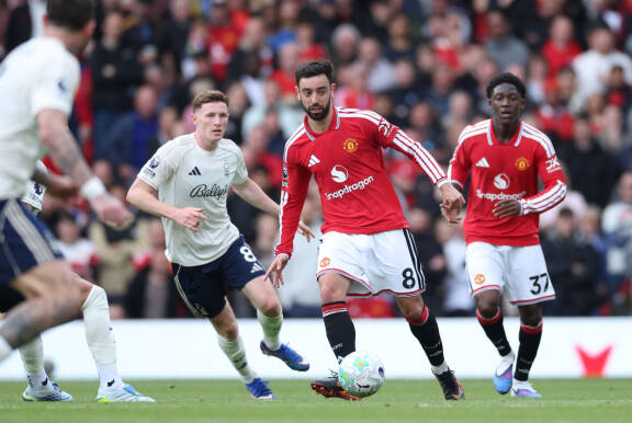 Manchester United kohtaa Olympiastadionilla Wrexhamin, mutta MM-kisojen takia esimerkiksi Bruno Fernandesia (kuvassa pallon kanssa) tullaan tuskin ottelussa näkemään.