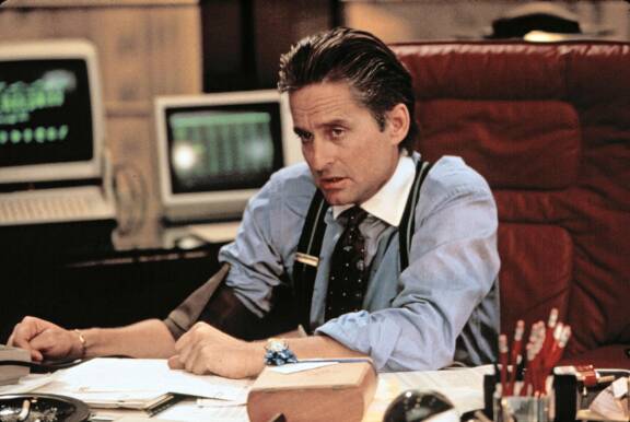 Michael Douglas Oliver Stonen elokuvassa Wall Street – rahan ja vallan katu.