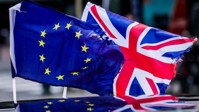 EU:n ja Iso-Britannian liput vierekkäin.