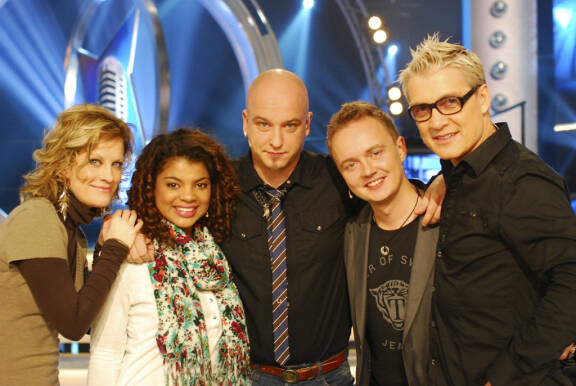 Vuonna 2009 Geir (oik.) osallistui Ylen Tartu Mikki -ohjelmaan. Mukana kuvassa myös Laura Voutilainen (vas.), Yasmine Yamajako, Sami Hintsanen ja Dennis Rönngård.