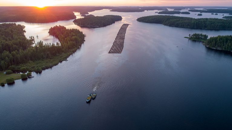 Ilmakuva Saimaalta. Hinaaja vetämässä 900 metriä pitkää tukkilauttaa.