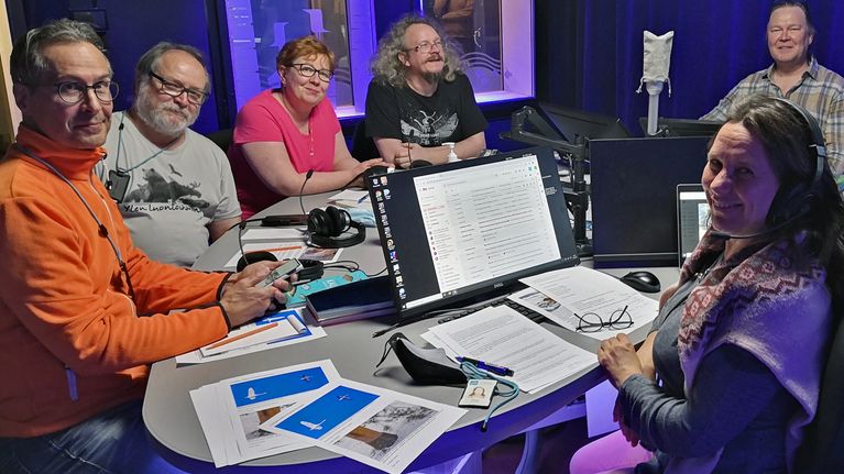 Luontoillan studiossa istuu viisihenkinen asiantuntijajoukko juontajanaan Minna Pyykkö.