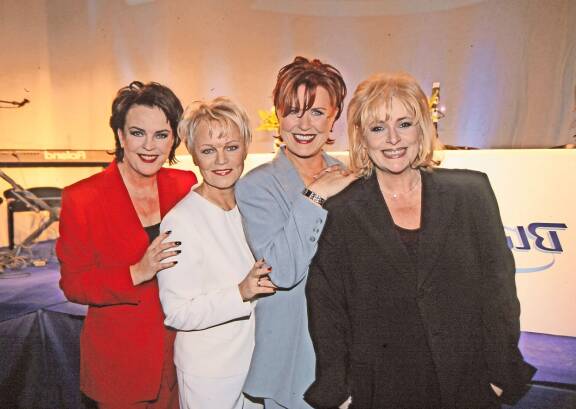 Lea Laven Leidit Lavalla -kokoonpanon kera vuonna 1999. Kuvassa Paula Koivuniemi (vas.), Katri Helena, Lea Laven ja Marion Rung.