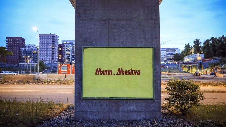 Mmm...Moskva -teksti mainostaulussa.