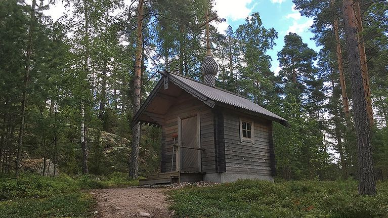 tsasouna saaressa metsän keskellä.