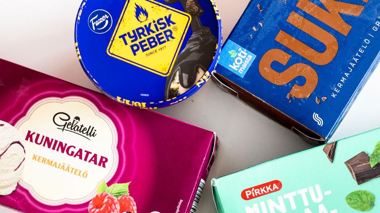 Valikoima suomalaisia jäätelöitä sisältää Fazerin Tyrkisk Peber -jäätelöä, Kaarinalaisen Suklaa-kermajäätelöä, Gelatelli Kuningatar-kermajäätelöä ja Pirkka Minttu-suklaa-kermajäätelöä.