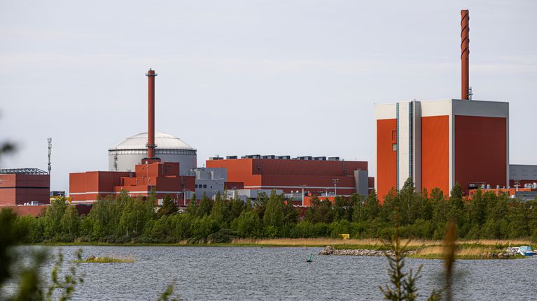 Kärnkraftverket Olkiluoto vid kusten i Finland.