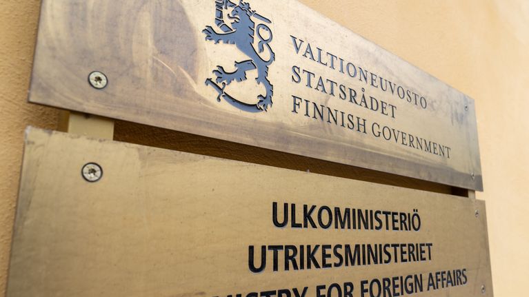 Valtioneuvoston ja ulkoministeriön kyltit talon seinässä.