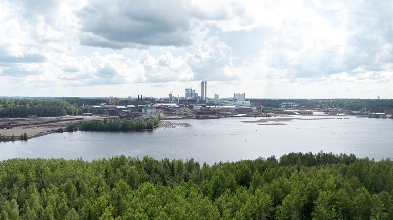 UPM Kaukaan tehtaat metsän ja veden ympäröimänä.