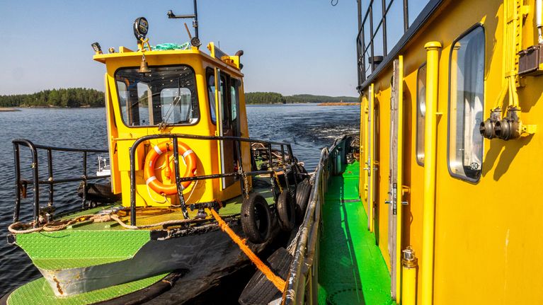 Hinaaja Rotevan apualus kiinnittyneenä Rotevaan tukinuitossa Saimaalla.