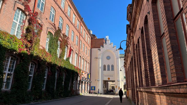 Syksyinen näkymä Finlaysoninkadun päähän kohti porttirakennusta.