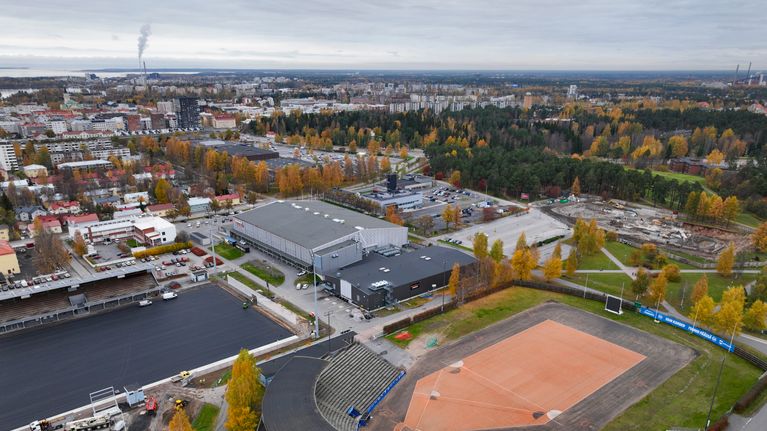 Ilmakuva Raksilan alueesta. Etualalla pesäpallostadion. Kuvat otettu 14.10.2025.
