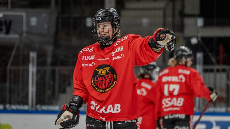 Petra Nieminen harjoittelee jäähallissa.