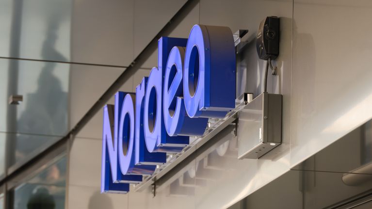 Nordean logon valokirjaimet pääkonttorin oven yläpuolella.