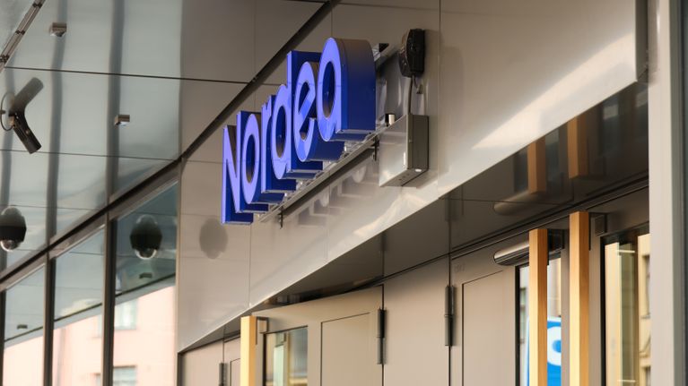 Nordean pääkonttorin ovet, joiden päällä logo.