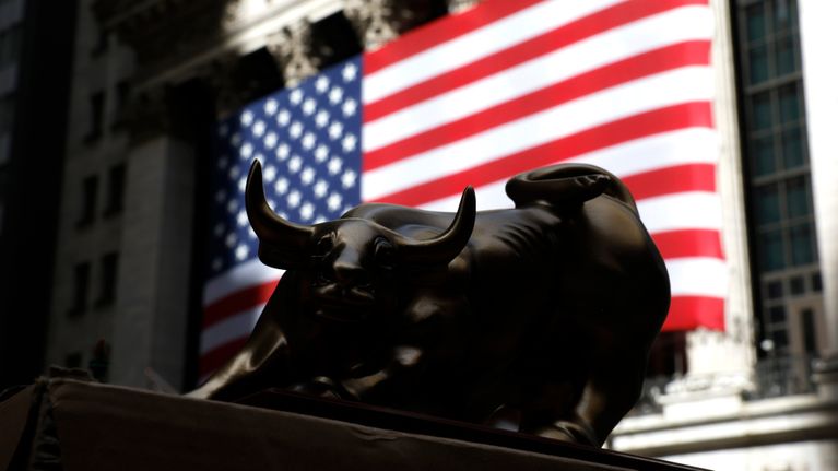 Wall Streetin härkäpatsaan pienoismalli on Yhdysvaltain lipun edessä.